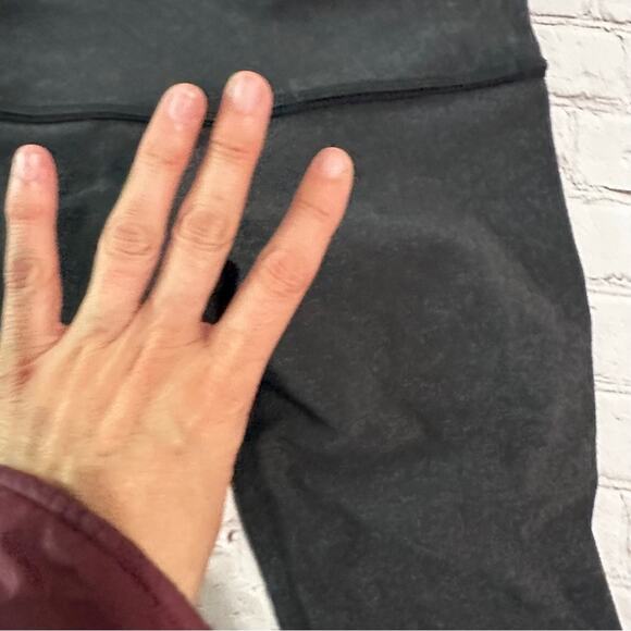 Lululemon leggings and size 4 - Picture 7 of 7